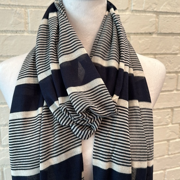 SALE ✅✅✅Lands End Scarf - Picture 2 of 8